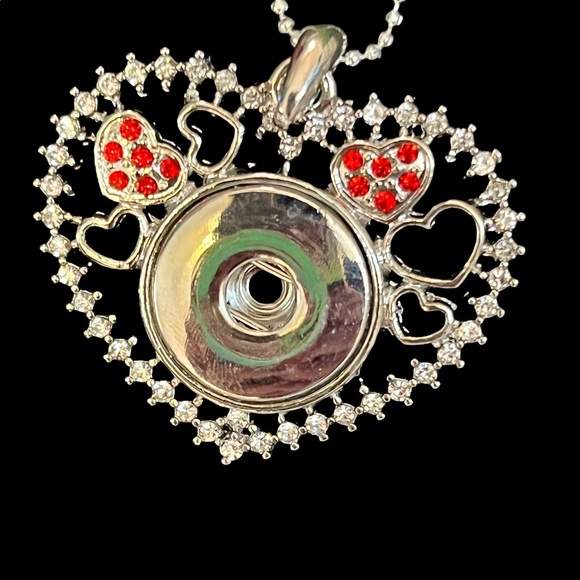 GORGEOUS HEART WITH SMALL RED CRYSTAL HEARTS SNAP BUTTON PENDANT SILVER NECKLACE - Picture 2 of 9